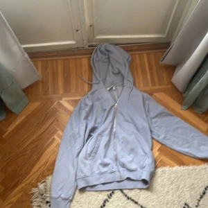 Grå/vit weekday zip hoodie  - Köpte den från plick men den passa inte så jag säljer bara den istället.