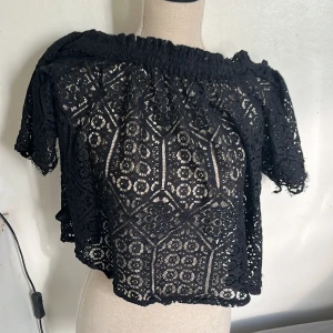 Blus - Spets blus otroligt fin TRYCK INTE PÅ KÖP NU DIREKT 