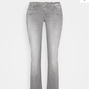 Grå bootcut jeans - Säljer ett par snygga grå bootcut jeans. nypris 949 kr och dessa har använts fåtal ggr 🙌
