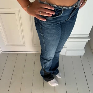 Jeans - Coola lågmidjade bootcut jeans med svart längst ner.