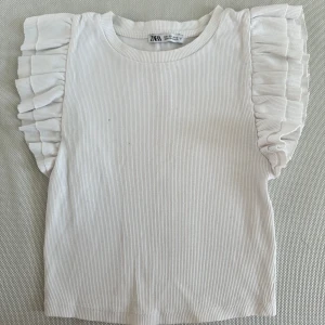 Zaratopp - En vit blus/topp från Zara i storlek s. Den är ganska liten i storleken. Priset kan diskuteras. 🤍