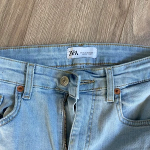 Bootcut jeans från Zara - Ljusblå bootcut jeans från Zara, midwaist. De passar tyvärr inte mig längre. Sparsamt använda ❤️ Säljer billigt för snabb affär
