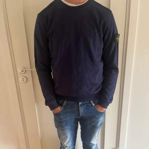 Hej! Vi säljer nu dessa exklusiva plagg stone island tröja och Moncler pike | skick 9/10  inga defekter | Storlek M | modellen är 181cm och väger 75kg | plaggen  säljs nu för endast 999kr! | vid nån form av funderingar så är ba å fråga⭐️🤩💯  