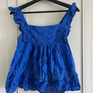 Blus från mango  - Säljer en fin blus från mango, använda ett fåtal gånger. Skriv vid frågor💕