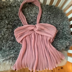 Rosa plisserad topp från Zara - Säljer en superfin rosa plisserad topp från Zara. Toppen är i nyskick och i storlek S. 🌸