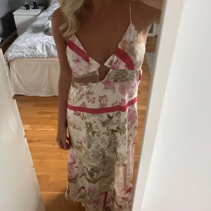 Blommig klänning - Säljer min jättefina klänning från Zara!! Den är aldrig använt, har bara tagit av prislappen💕 säljer på grund av att den inte sitter bra på mig tyvärr..