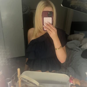 Mörkblå offshoulder topp med volanger - Mörkblå svart offshoulder topp med volanger. Perfekt för en stilren look. Toppen har en luftig passform och är tillverkad i ett lätt material. Aldrig använd därför säljs. Från zalando.💘