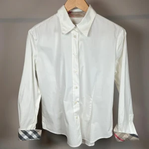 Burberry skjorta  - Säljer denna fräscha Burberry skjortan som är skit snygg och som är i storlek Large 