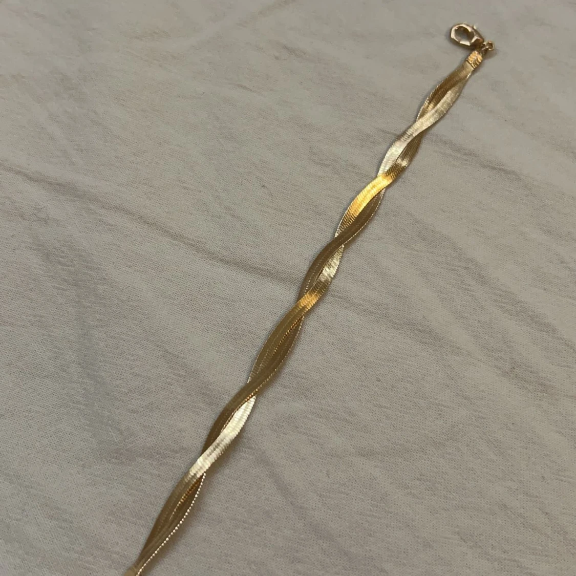 Guldarmband med vriden design - 1