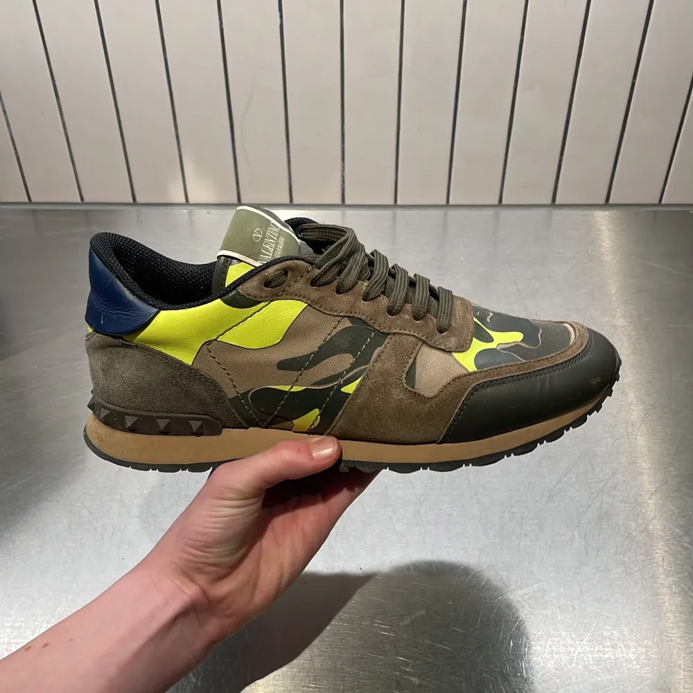 Vi säljer ett par Valentino Rockrunners i storlek 42 som passar 42-43! Skorna är i ett mycket bra skick och bara använda fåtal gånger, inga defekter. Allt förutom dustbag ingår. Priset går att diskuteras vid snabb affär. Hör av er vid frågor!. Kengät.