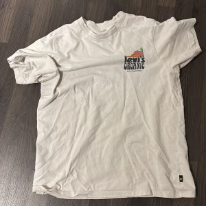 Vit t-shirt från Levi's - Säljer en vit t-shirt från Levi's med tryck fram och bak.  Lite tecken på användning. Storlek xs/s