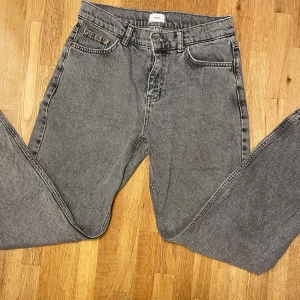 Grå jeans från Grunt - Snygga grå jeans från Grunt med en klassisk design. De har en knapp och dragkedja framtill och är perfekta för en avslappnad stil. Hör av dig vid några frågor.🙂