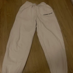 Vita mjukisbyxor  - Säljer ett par vita mjukisbyxor från Mew Yorker. Sköna men kommer aldrig till användning, säljs därför väldigt billigt, storlek XS