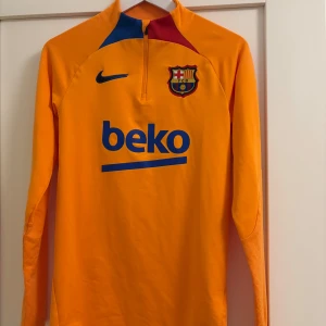 Barcelona långärmad orange tröja  - Säljer en orange långärmad Barcelona tröja från Nike. 9/10 skick. Modell slim fit, (Äkta) 