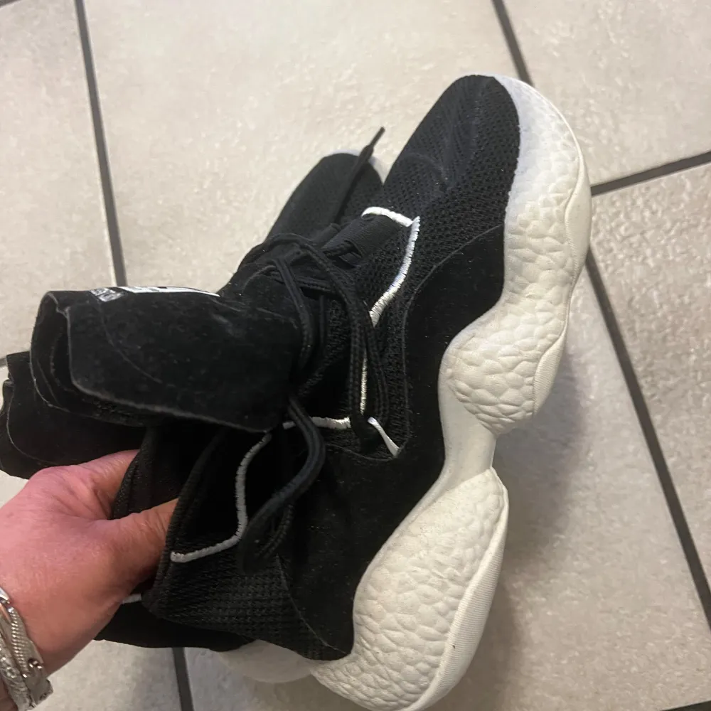 Snygga svarta sneakers från Hot Classic med en chunky vit sula. Skorna har snörning och en modern design som passar perfekt för en trendig look.. Kengät.