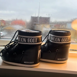 Svarta Moon Boots - Snygga och varma svarta Moon Boots i storlek 36-38, använda ungefär två gånger så skicket är väldigt bra på dom! Köptes på stadium för ungefär 1 år sedan för 2000kr