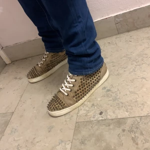 Beige Loboutin skor - Tja säljer ett par Äkta beigea Loubs . Skorna är i storlek 41 och är i bra skick. Tveka inte o höra av er