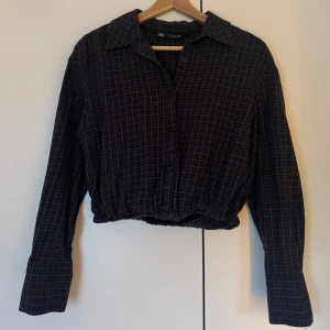 Rutig skjorta från Zara - Blå, vit och beige rutig skjorta från Zara. Väldigt fint skick! 