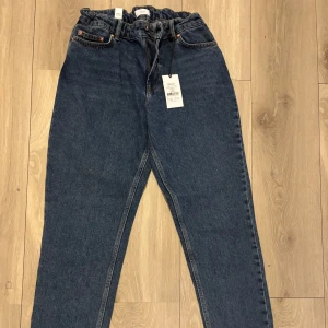 Mörkblå jeans från Grunt - Snygga mörkblå jeans från Grunt med en loose passform. De har en bekväm midwaist.