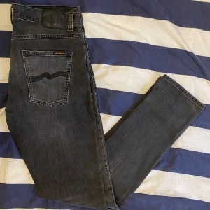 Nudie Jeans Lean Dean - Tjabba. Säljer asfeta Nudie Jeans i modellen: Lean Dean | Storlek: 33/34 | Skick: 8/10, inga defekter eller liknande | Nypris är ca 1900kr, vårat 525kr | Fråga vid fundering 💭 