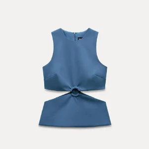 Blå topp zara - Säljer denhär sjukt snygga trendiga topp från zara. Den är helt ny och prislapp är på, storlek M men skulle säga att den passa S också💙💙