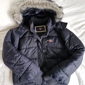 Marinblå vinterjacka med pälsluva - Ursnygg vinterjacka från Canada Aspen Team By Cubus 💕 Marinblå fluffig modell med grå päls på luvan, supervarm och mysig! Stängs med dragkedja och knappar Både pälsen och hela luvan kan tas av, alltså tre jackor i en! Sann till storlek (M)  Finns några pyttesmå fläckar på baksidan av ärmarna, borde vara lätt att tvätta bort dem! I övrigt är jackan i perfekt skick :)  Pris är självklart förhandlingsbart 😊 Hör gärna av er vid frågor och glöm inte att kolla in garderoben för fler liknande plagg! :)