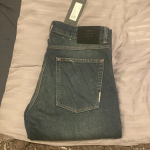 Mörkblå neuw jeans - Säljer mina Helt nya jeans från neuw riktigt snygga o bekväma 