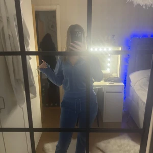 Juicy couture sett  - Jätte fint blått juicy couture sett i storlek S / M!💙Har andvänt detta fåtal gånger och är som i nytt skick. Vill gärna bli av med detta settet därav priset. Pris kan även diskuteras 🥰 Skriv gärna om ni har några frågor!
