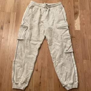 Beige mjukisbyxor från Adidas - Ivy Park - Säljer nu mina Ivy Park Adidas byxor då de var för stora i storleken och så har de legat och tagit upp plats (har ej haft tid att returnera) de är aldrig använda, prislapp sitter kvar och kvitto borde gå att fixa. Om man köper kompletta settet (hoodie,byxor) så kommer hoodien med på halva priset! Nypriset på byxorna var 110$