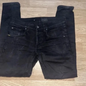 Svarta jeans från tiger of sweden - Säljer dessa sjukt snygga slim jeans ifrån Tiger of sweden på grund av att dem är för små. W31 L30. Bra skick. Pris kan diskuteras vid snabb affär