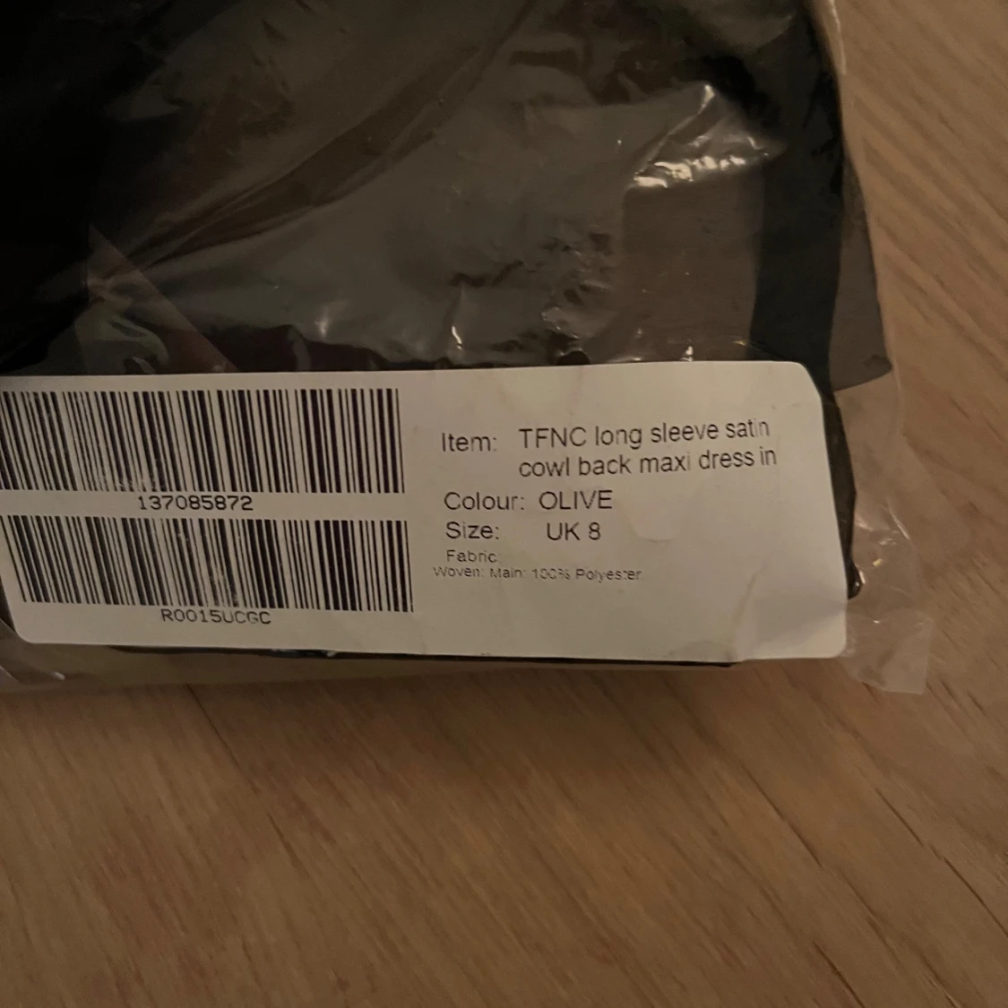 Olivgrön långklänning med draperad rygg - 4