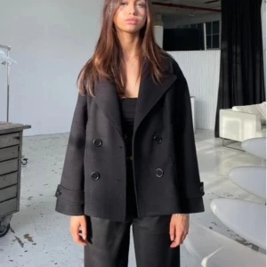 Svart design by si kappa - Snygg svart kappa från design by si utan defekter