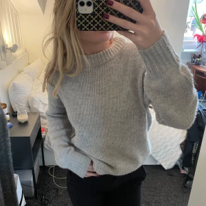 Grå stickad tröja - Grå sticks tröja från Lager 157