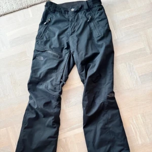 Svarta byxor från The North Face - Riktigt sköna skidbyxor från north face i storlek small fint skick 