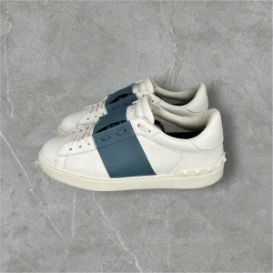 Valentino Open Ljusblå 40.5 - Sparsamt använda och i bra skick - storlek 40.5 (passar ~41)  - nypris ~7000kr - enbart skorna medföljer - hör av dig vid frågor!