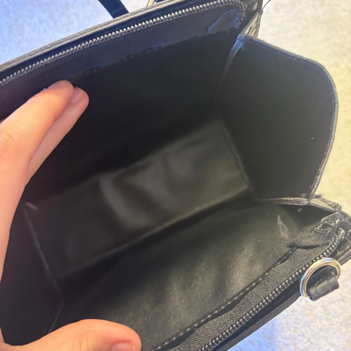 Svart handväska med krokodilmönster - 2