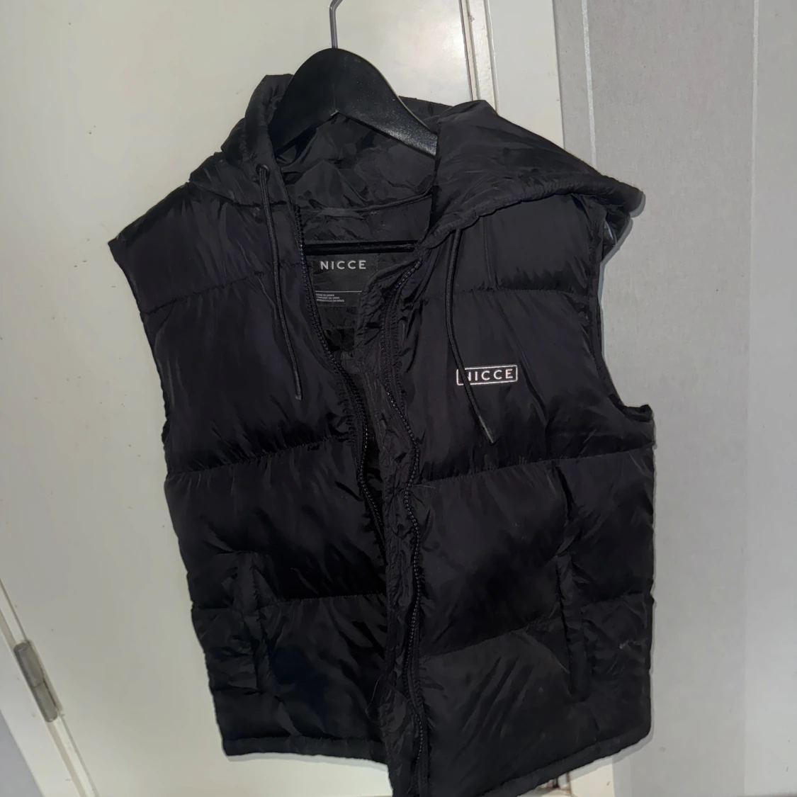 Svart dunväst från Nicce