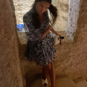 Zara klänning  - Charmig klänning från Zara i blått och vitt med volangdetaljer💞💞 Klänningen har en v-ringad hals och korta ärmar. Den korta längden ger en luftig och lätt känsla❤️ Använd endast 2 eller 3 gånger under sommaren 2024,, så typ nyskick ❤️