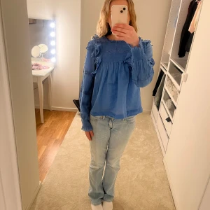 Neo Noir blus  - Jätte fin blus ifrån Neo Noir i en underbar blå färg! Jätte fint skick och inte använd mycket! 🩷🩷