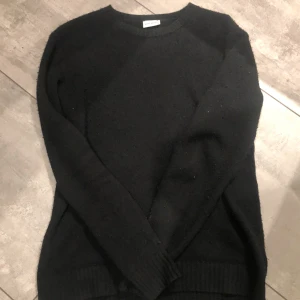 John Henric svart stickad tröja  - Snygg stickad tröja från john Henric. Skriv gärna vid funderingar😊!