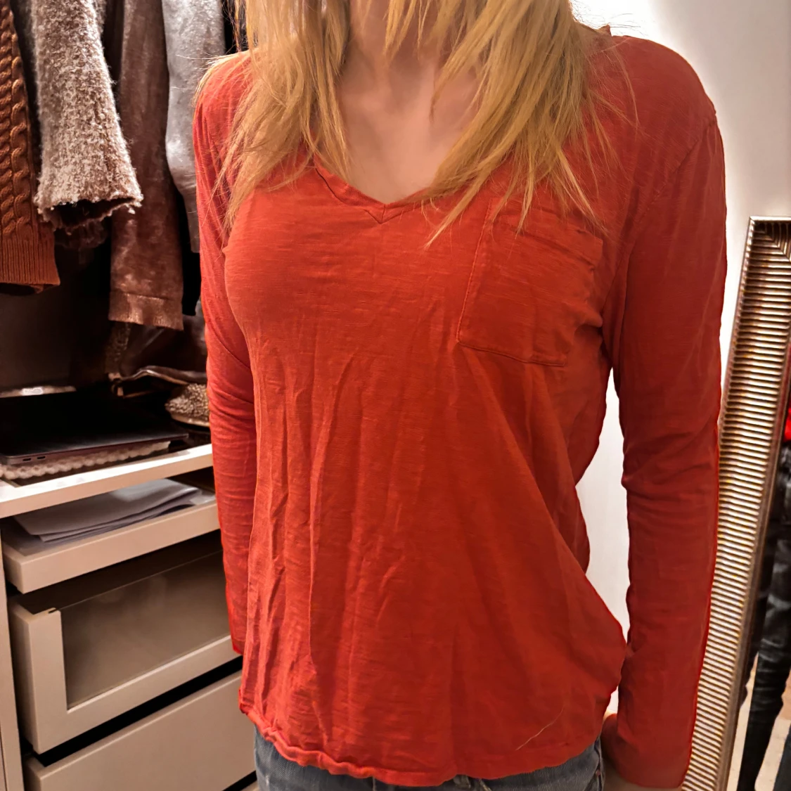 Röd långärmad topp med v-ringning - 1