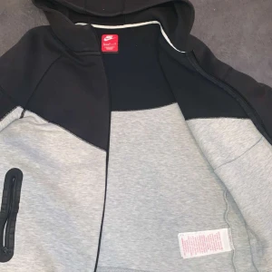 Nike tech fleece svart grå - Säljer en nike tech som är använt bara 4 gånger ungefär. Storleken är 158cm-170cm det passar small och xs