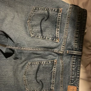 Blå jeans från Levis - Säljer dem här såååå najs low waist jeansen från Levis 💕💕💕 tyvärr lite för stora för mig, men ca 28 eller 29/32