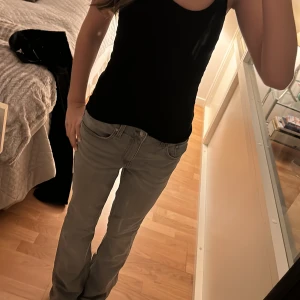 Gråa jeansbyxor - Snygga gråa jeansbyxor med en klassisk design. Byxorna har en rak passform och är perfekta för en avslappnad stil.köppte i våras men är alldeles för stora för mig💖köpte för 500 o säljer under 300