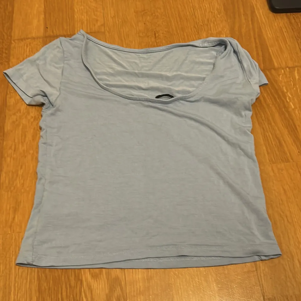 Säljer en enkel ljusblå t-shirt med korta ärmar och är backlessPerfekt för en avslappnad stil. Passar bra till jeans eller shorts. . Yläosat.