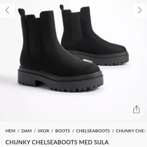 Chunky Chelseaboots med sula - Snygga svarta chunky chelseaboots med tjock sula. Perfekta för en trendig look med en robust känsla. De har en klassisk design med elastiska paneler på sidorna för enkel på- och avtagning.