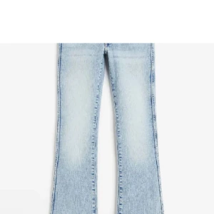 Ljusblå bootcut jeans - Jätte fina ljusblå bootcut jeans från H&M. Dem är lågmidjade och är perfekta för vardagen. Jeansen är uppsprättade längst ner, skriv för fler/egna bilder. Pris kan diskuteras 