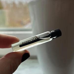 Boosy peach Essnce - Nypris 45 kr - 2 ml parfymtest från essnce endast testad en gång 🖤 Toppnoter -  Persika, apelsin, kardemumma & heliotrop  Hjärtnoter - Rom, konjak, davana & jasmin 