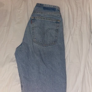 Blå Levi’s jeans med hål - Säljer ett par blå jeans med slitningar på knäna. Som nya hann bara använda dom några gånger tills dom blev för små för några månader sen. Skit snygga till outfits!❤️Dom är i storlek W24 och L30. 