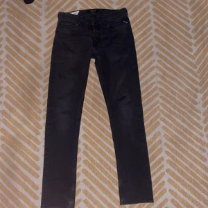 Replay jeans - Tjena! Säljer nu mina replay jeans. Straigt fit men sitter som Slim. Skick 8/10. Om ni undrar något mer är de bara att fråga!